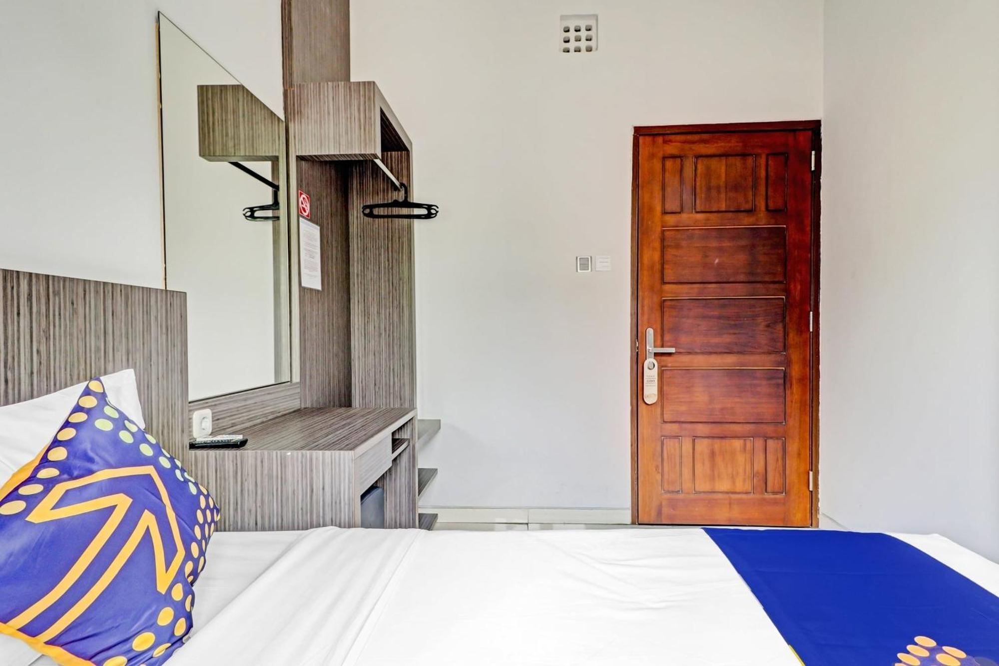 Hotel O Cihampelas Near Ciwalk Formerly D'River Guest House Bandung Esterno foto