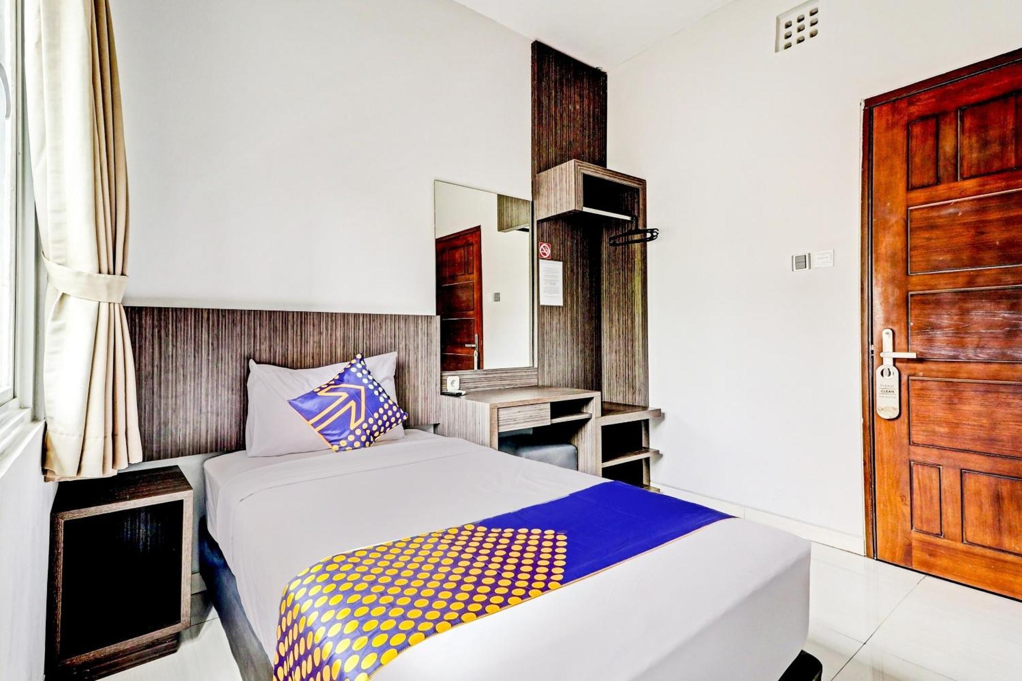 Hotel O Cihampelas Near Ciwalk Formerly D'River Guest House Bandung Esterno foto