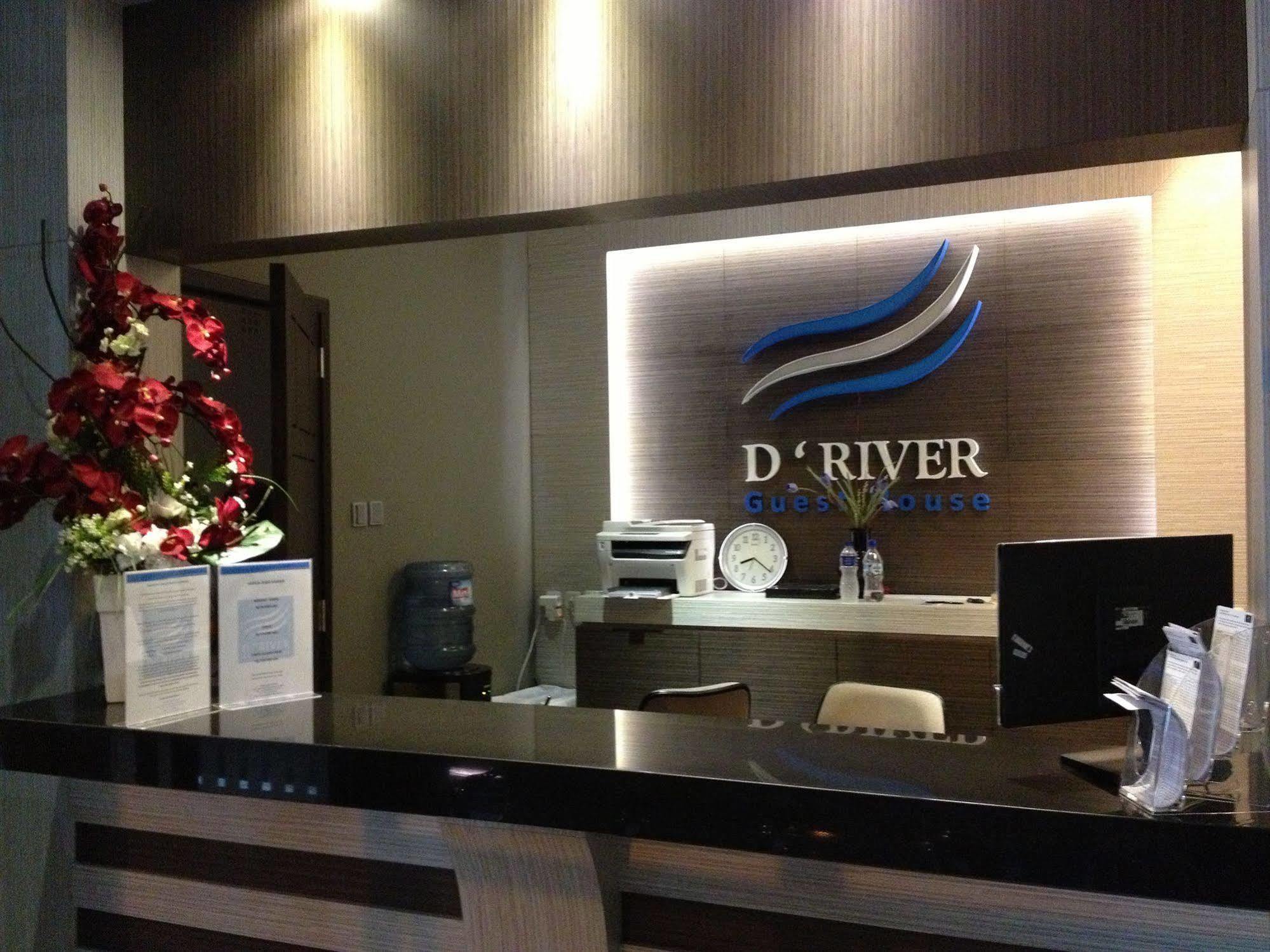 Hotel O Cihampelas Near Ciwalk Formerly D'River Guest House Bandung Esterno foto