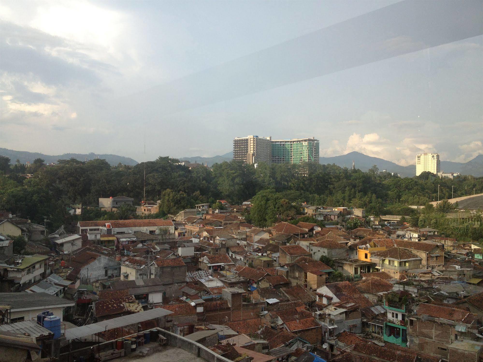 Hotel O Cihampelas Near Ciwalk Formerly D'River Guest House Bandung Esterno foto