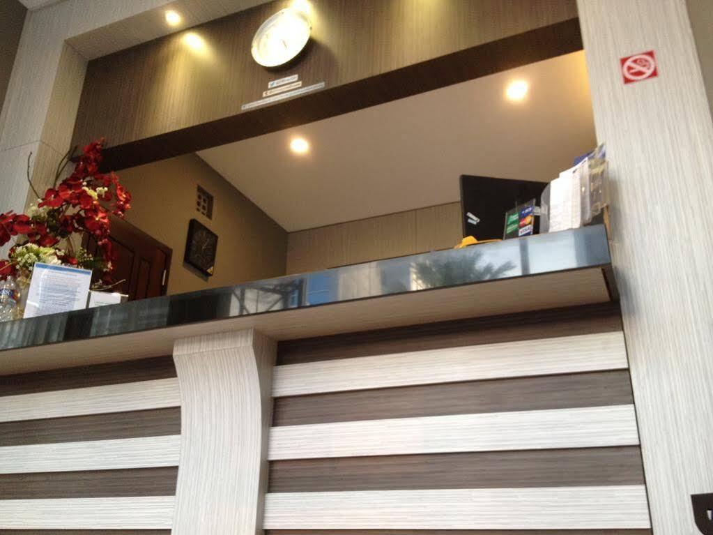 Hotel O Cihampelas Near Ciwalk Formerly D'River Guest House Bandung Esterno foto
