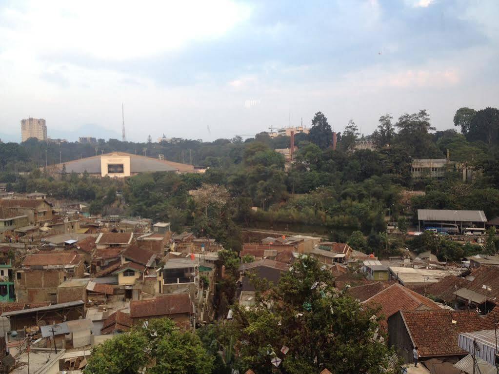 Hotel O Cihampelas Near Ciwalk Formerly D'River Guest House Bandung Esterno foto